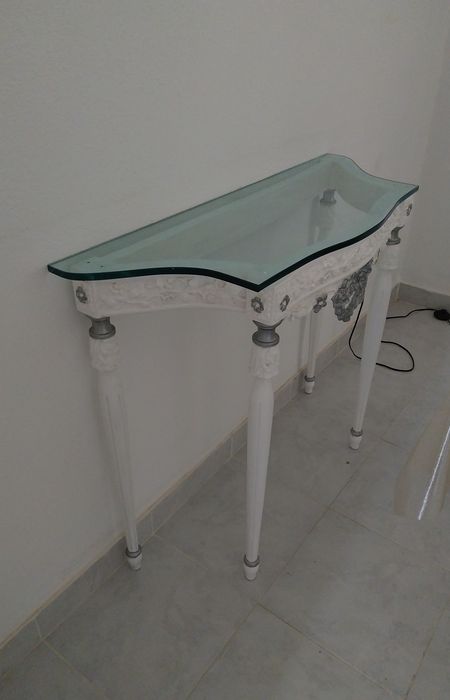 Mesa estilo credencia com tampo em vidro