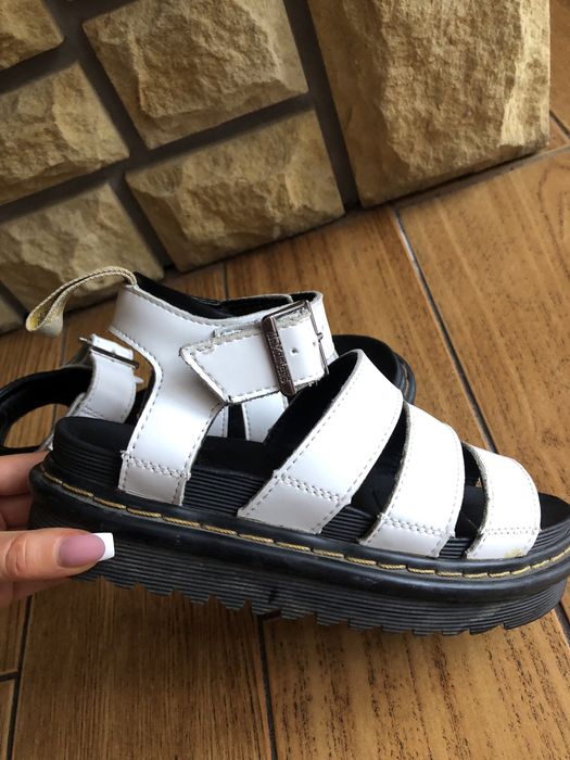 Sandały na platformie dr. Martens białe z paskami 36