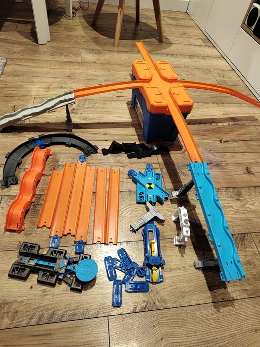Hot wheels skrzyneczka + różne elementy