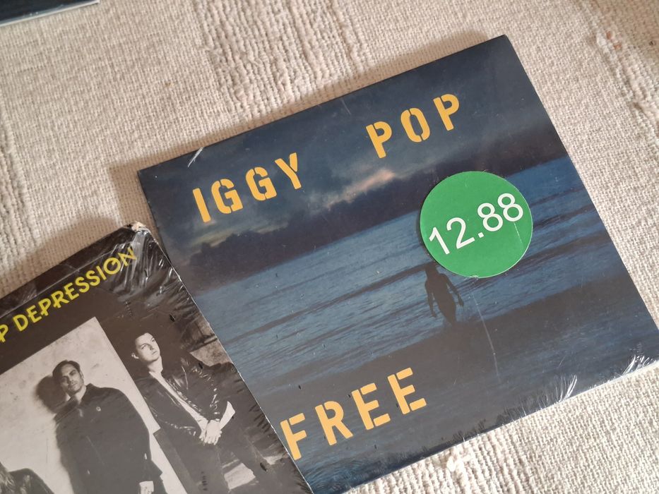 Dois cds ainda selados de Iggy Pop
