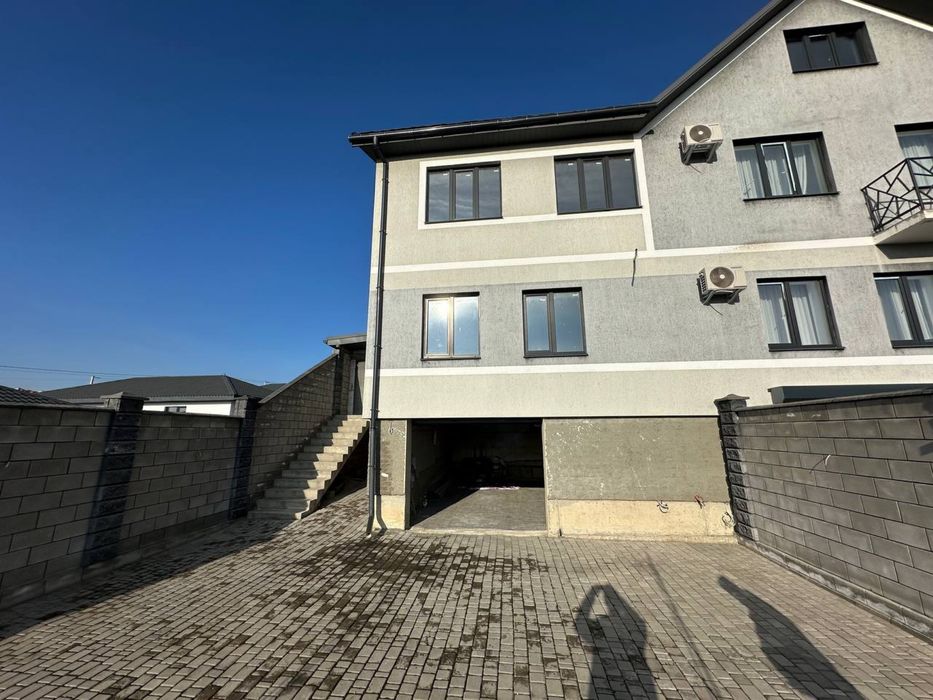 Продам котедж з міськими комунікаціями та гаражем