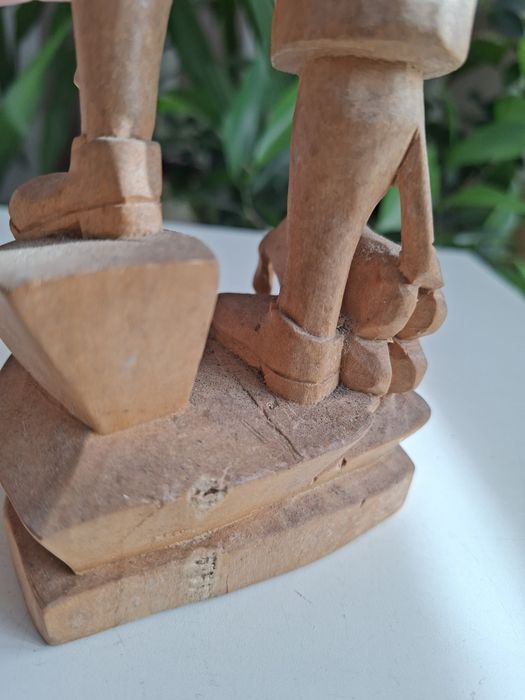 Drewniana figurka wędrowca / myśliwego
