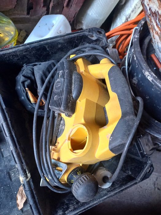 Электрический рубанок DeWALT