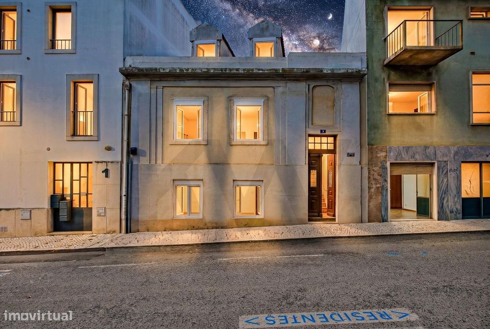 Apartamento T4 Remodelado com Terraço Privativo no Areeiro