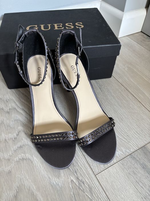 Nowe szpilki GUESS
