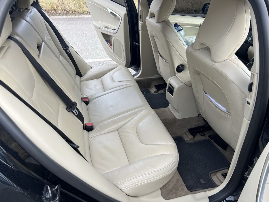 Автомобіль Volvo V60