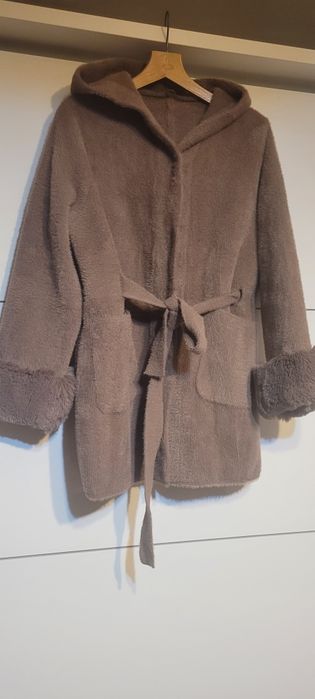 Alpakaz kapturem z futrem na rekawach