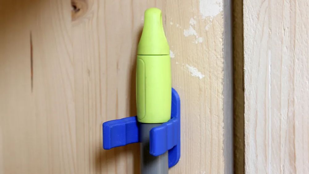 Gancho Universal para Vassouras e Aspiradores