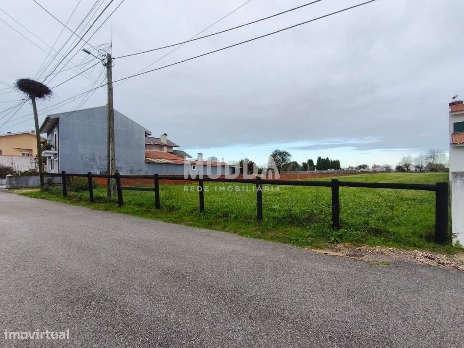 Terreno urbano destinado a construção, situado em  Eixo