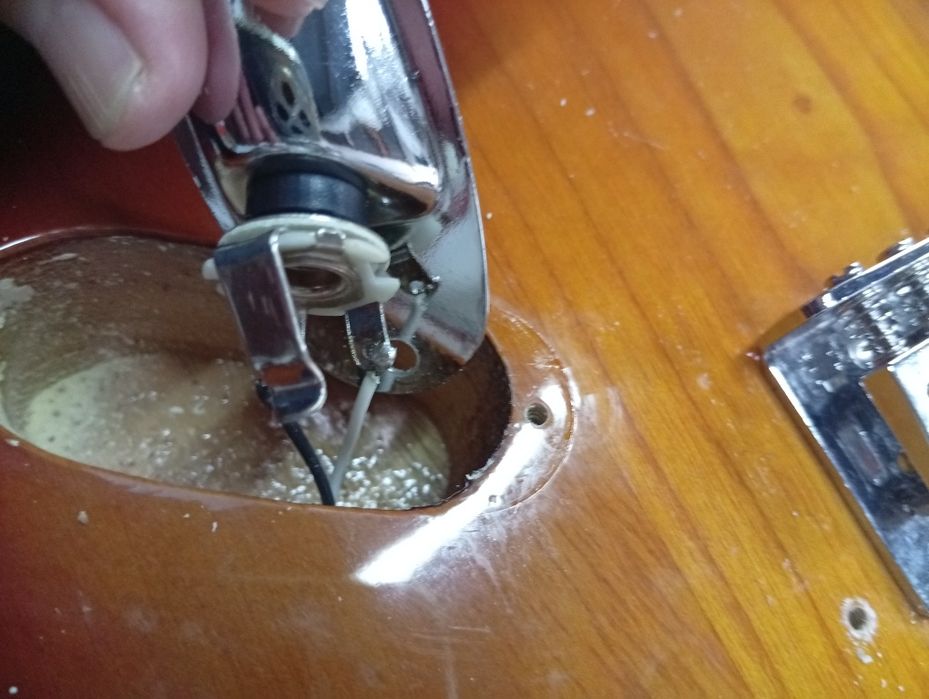 Compro guitarras elétricas operacionais ou danificadas.