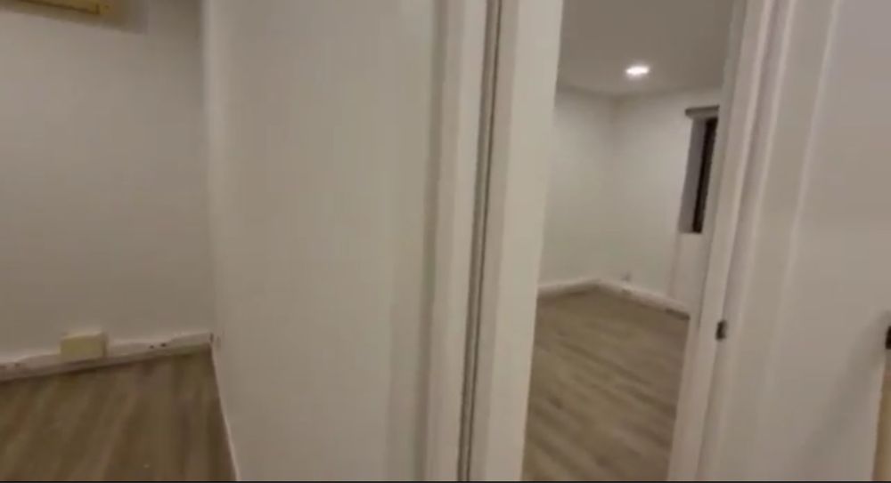 Escritório com duas salas independentes.