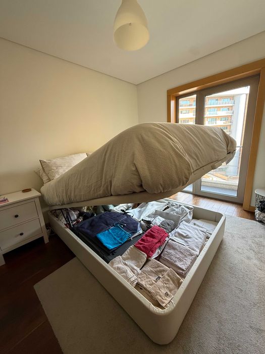 Estrutura de cama casal, discreta e funcional com muita arrumação.