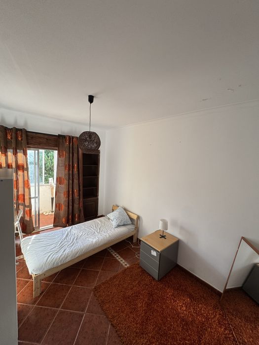 Quarto amplo rio de mouro