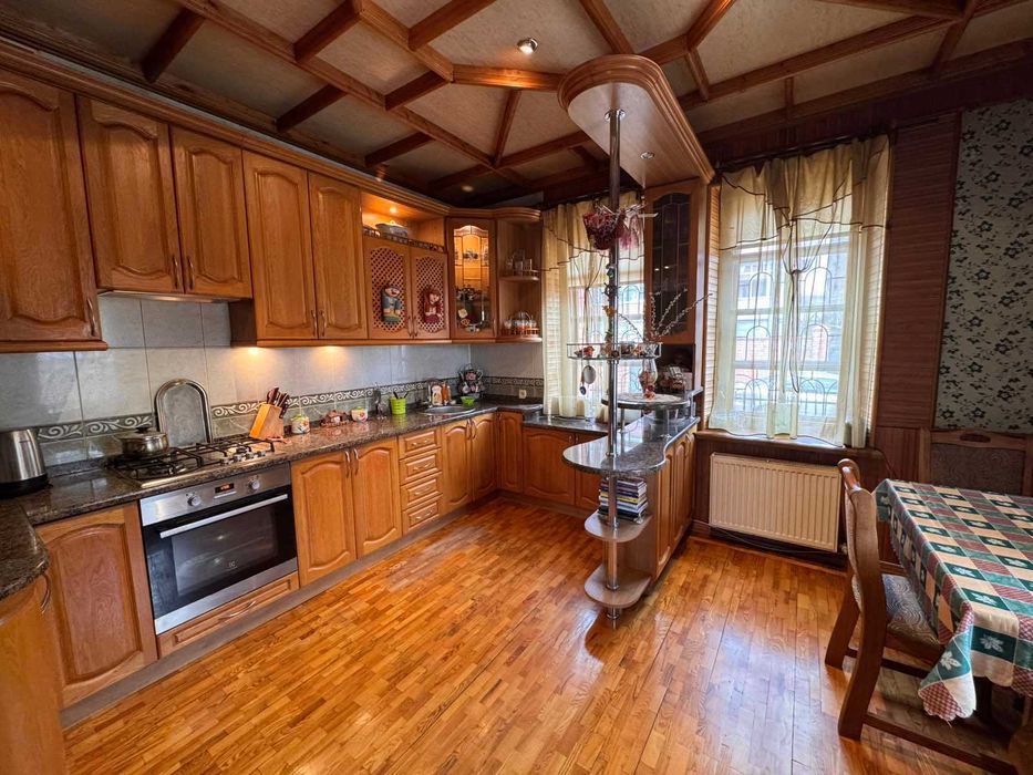 Продається двоповерховий будинок у Київському районі