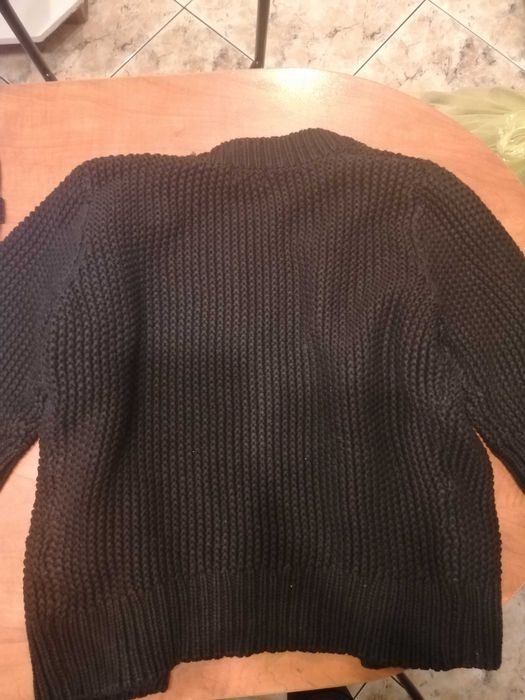 Damski czarny sweter zapinany na guziki