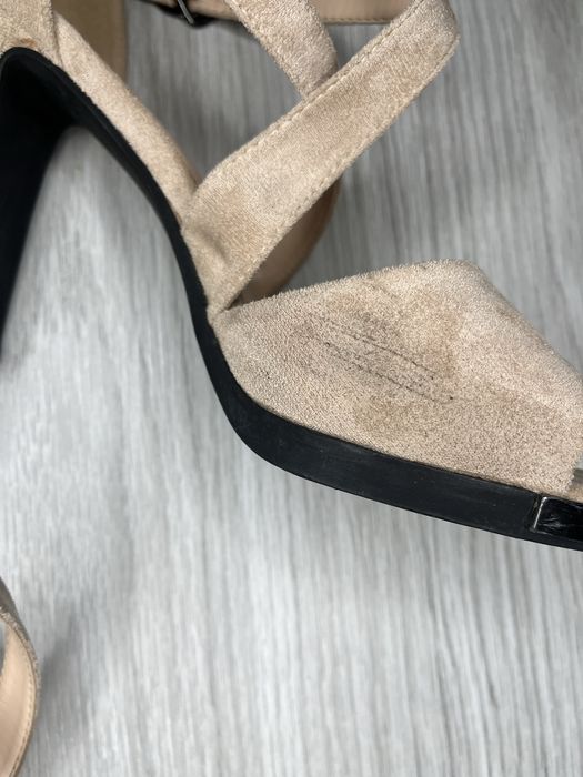 Босоножки на высоком каблуке