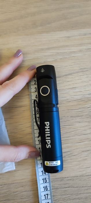 Nowa magnetyczna latarka robocza Philips 90°
