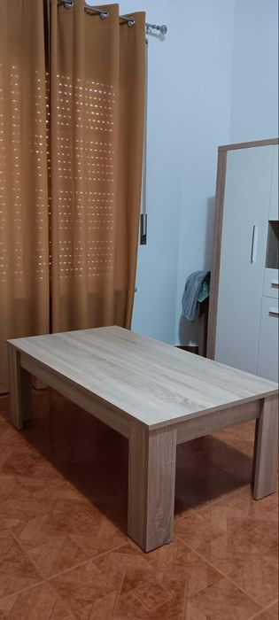 Mesa de centro completamente nova e bem estimada