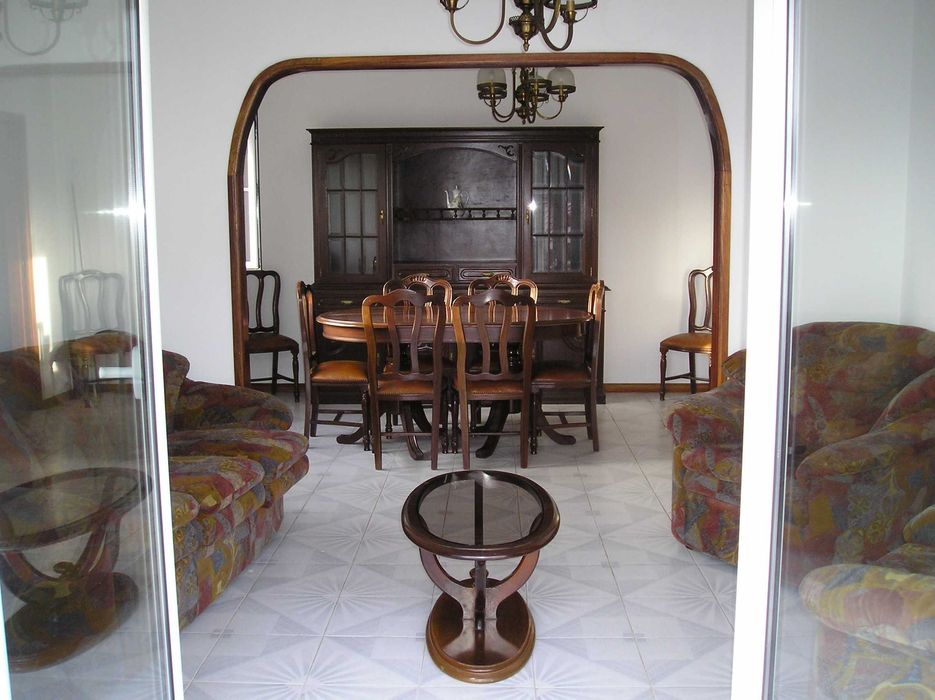 Aluga-se T3 no primeiro andar de uma vivenda rústica.