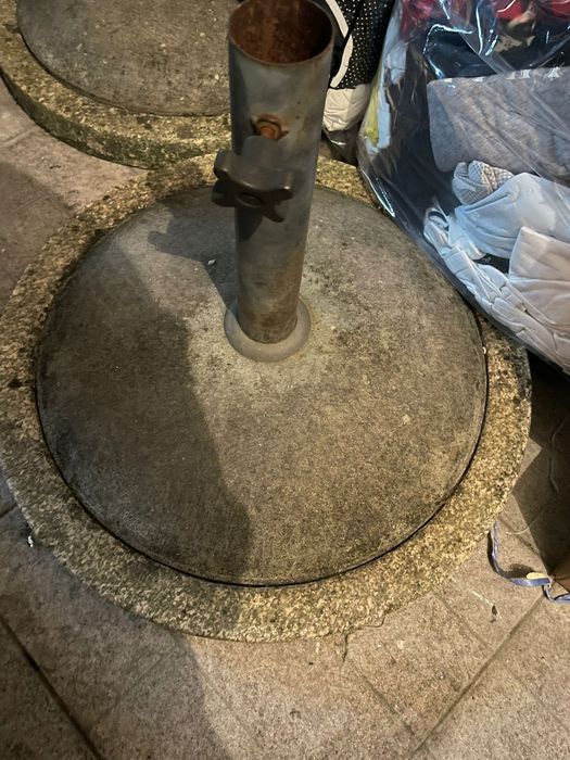 Bases em pedra e ferro para venda