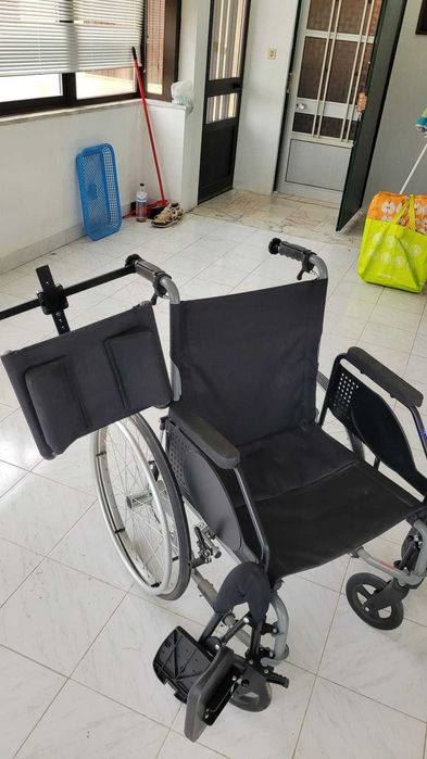 Cadeira de rodas com apoio cabeça