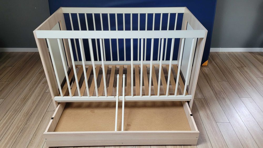 Łóżeczko z szufladą i akcesoriami