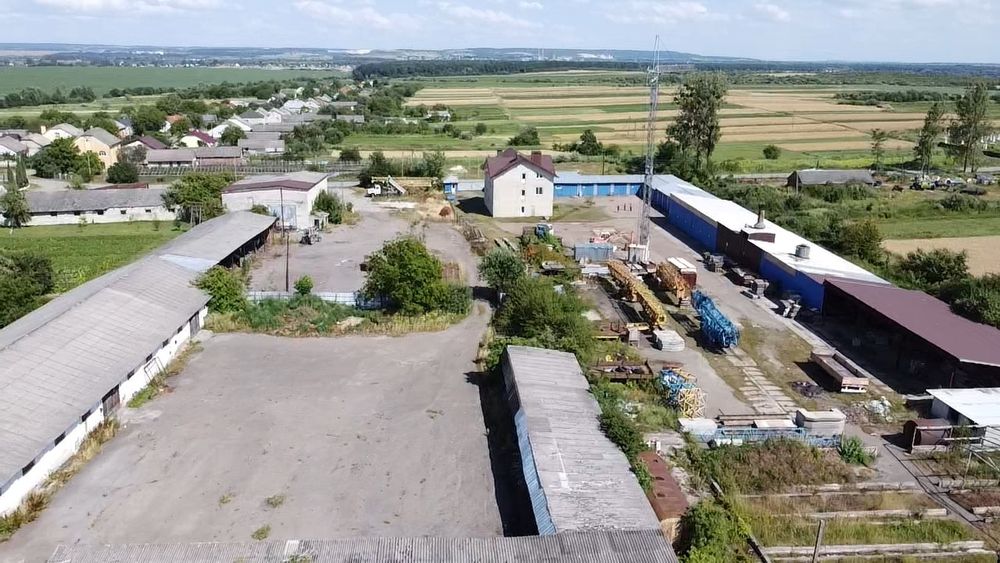 Будинок 467 м2 та склади 1500 м2