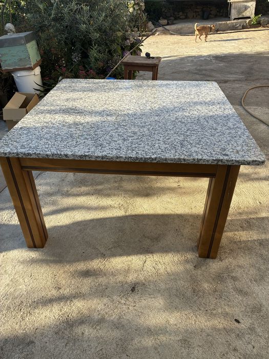 Mesa com tampo em pedra