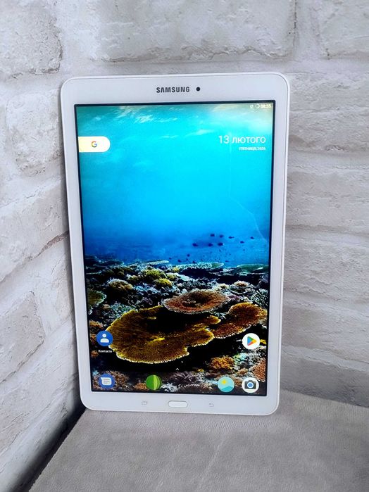 Планшет Samsung Galaxy Tab E SM-T561 9.6" 3G 8Gb +32Gb ( гарний стан)