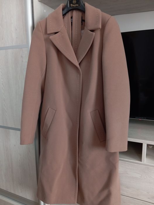 Пальто жіноче  у бежевому кольорі