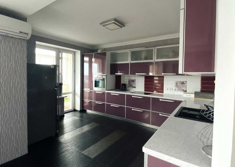 5-кімнатна квартира в самому центрі міста з дизайнерським ремонтом.