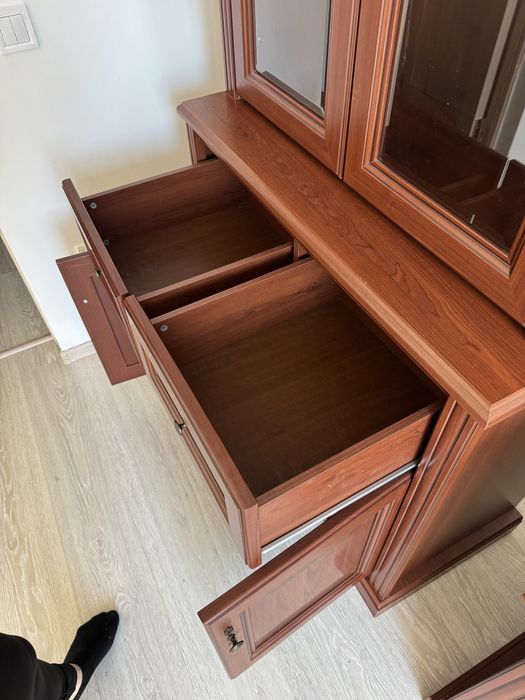 Офісні меблі стіл та шафа