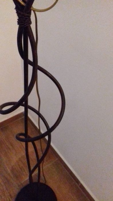 Candeiro de pé castanho ferro forjado. Excelente preço!