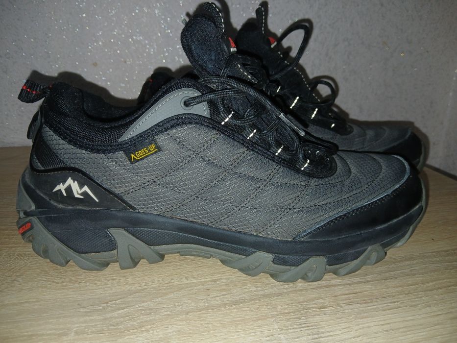 Кросівки осінь-зима б/у