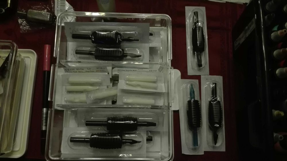 Material variado para fazer tatuagens