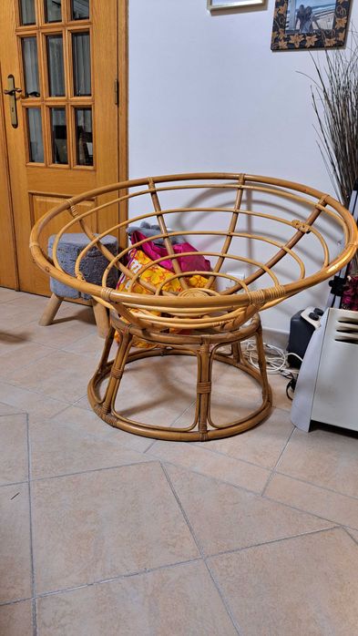 Sofá de bambú formato redondo e côncavo com almofada própria hamovível, sala ou jardim, 20 euros para despachar, a quem vier buscar.