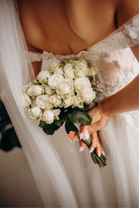 Весільна сукня біла