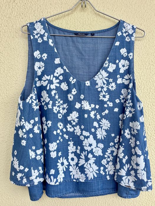 Blusa azul e branca marca Salsa