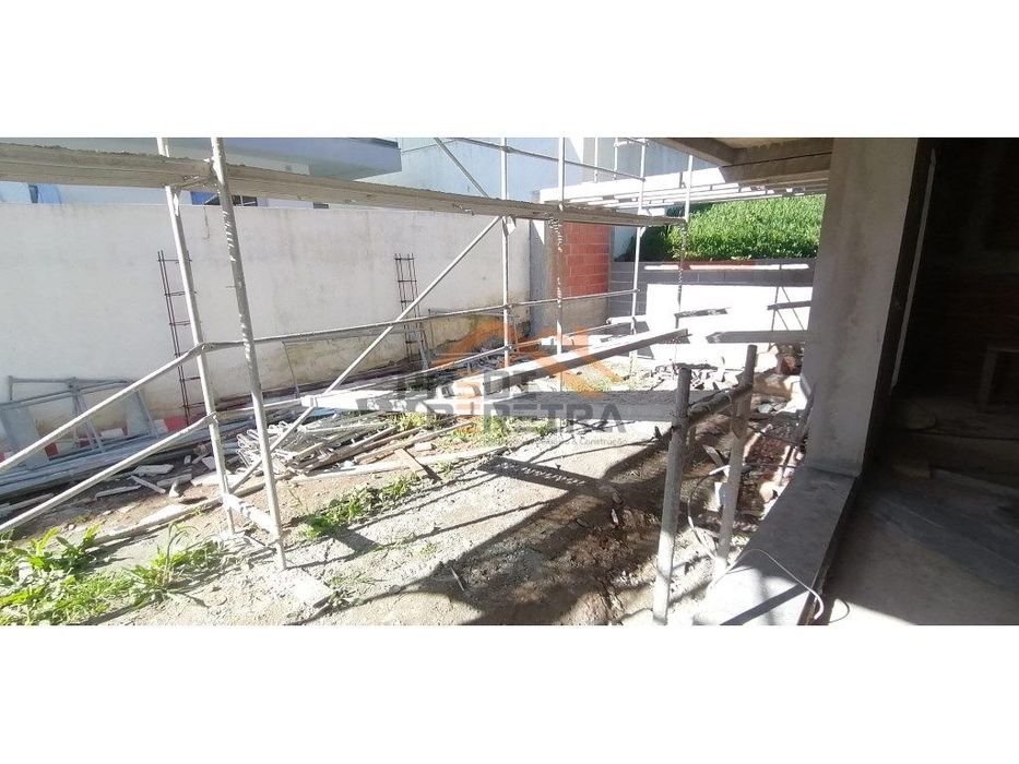 Moradia T4 em fase de construção, situada no Bairro Casal São Sebas...