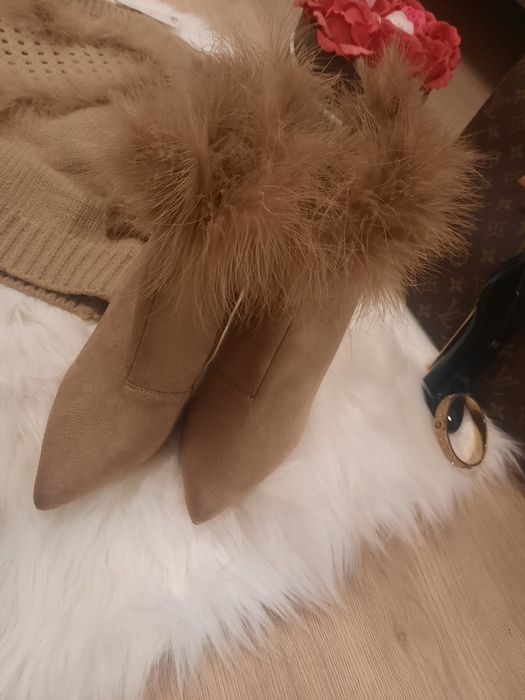 Beżowe botki zamszowe na szpilce 41