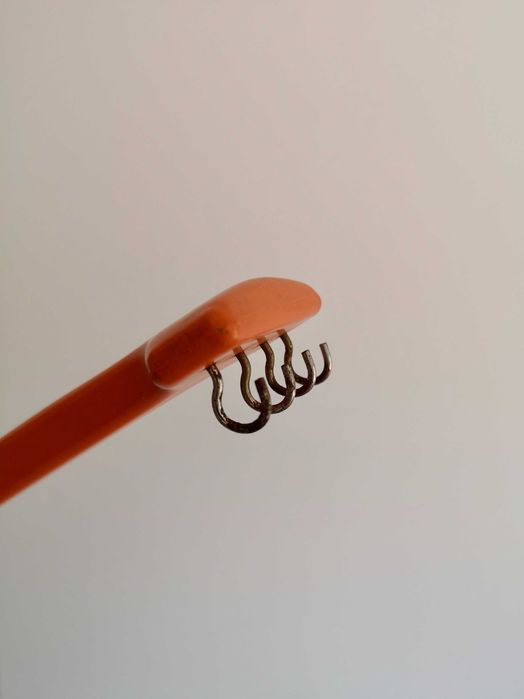 Cabide/cruzeta vintage cor de laranja, em plástico - Coronet Multifix