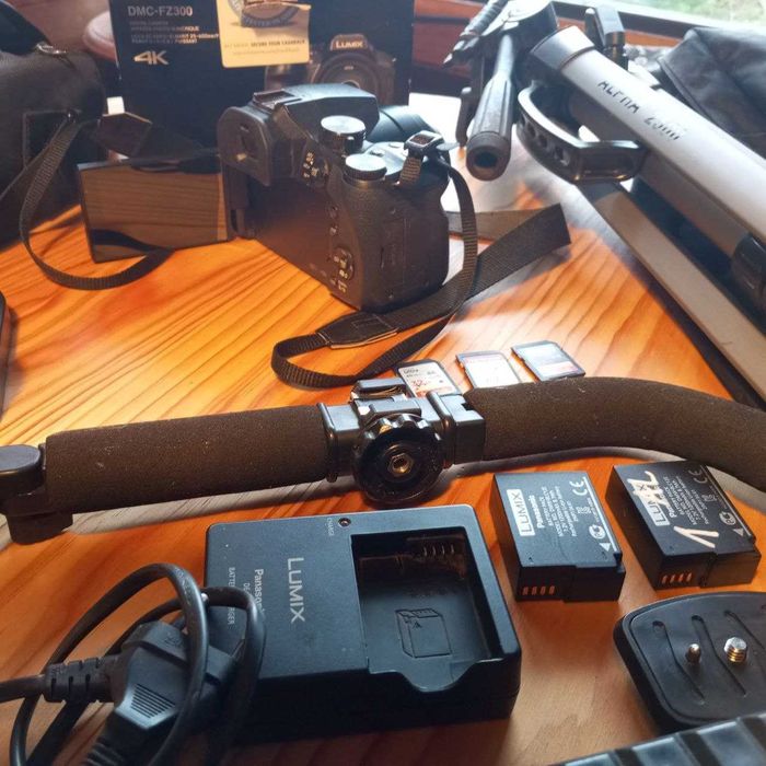 Câmara digital Lumix FZ300 com acessórios