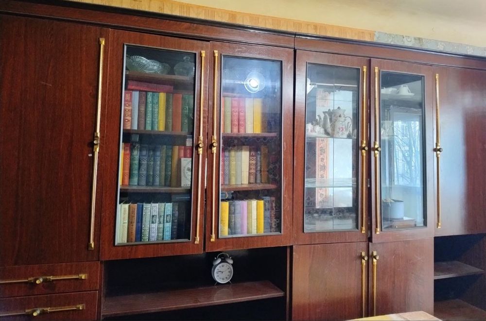 Меблі, шафи, ліжко, сафа,  стіл, полиці