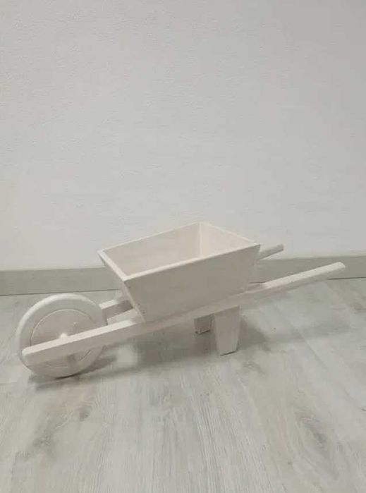 Carrinho de mão em madeira branco
