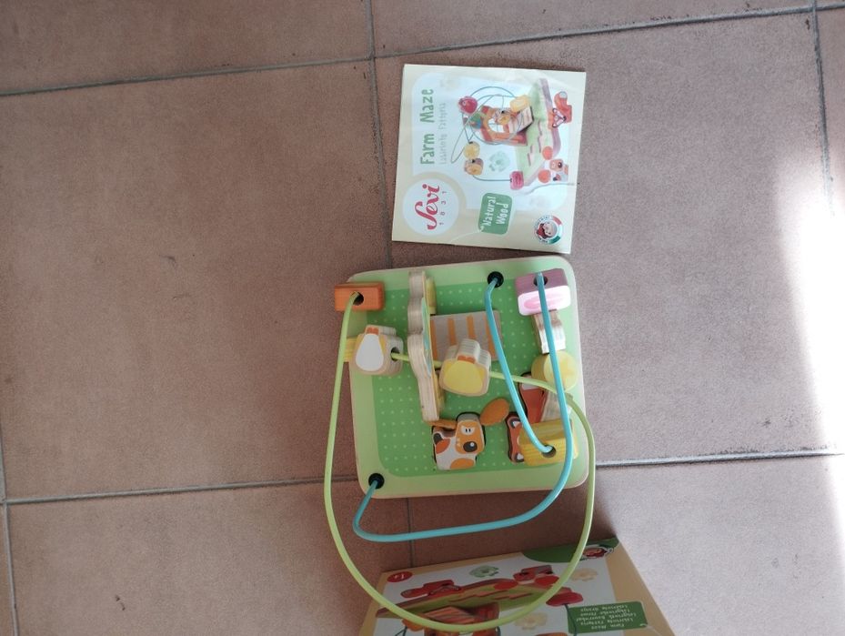 Guitarra Spiderman e labirinto granja