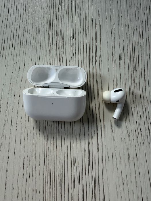 зарядний футляр (кейс) та правий навушник Apple AirPods Pro