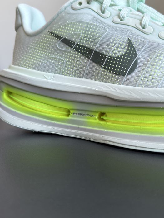 Nike Vomero Premium оригінал кросівки жіночі бігові розмір 40 (25см) нові HQ2050-300