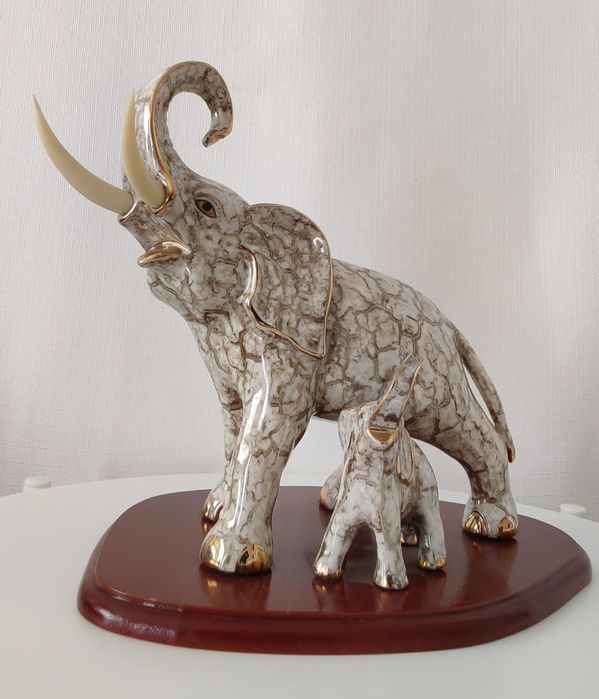 10 elefantes de porcelana