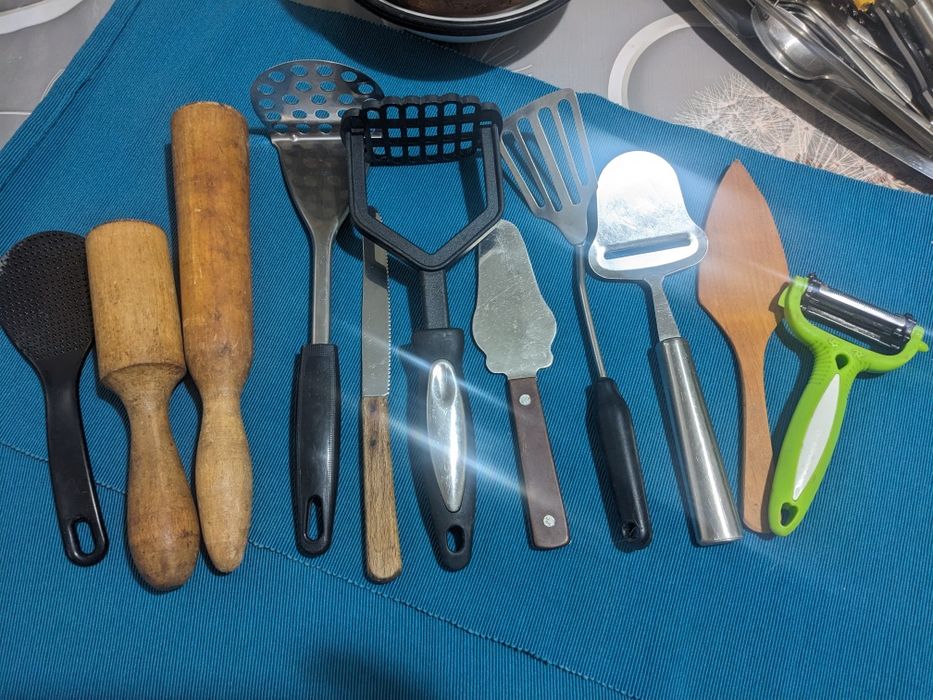 Кухонная утварь столовые приборы ложки вилки лопатки толкушки ножи всё