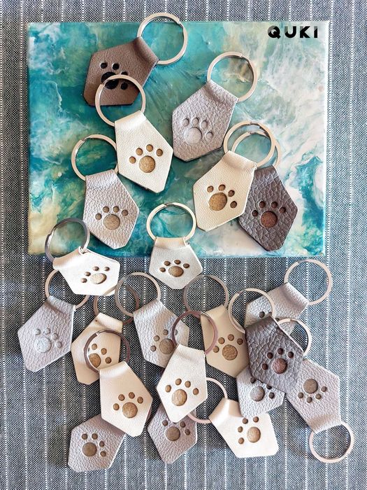Quki - Skórzany brelok "O-Paws" handmade, psia łapa - Light Grey